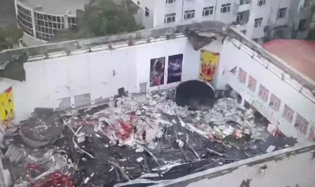 중국 중학교 체육관 지붕 붕괴로 11명 사망... 대부분 어린 배구선수들 VIDEO: China gymnasium roof collapse kills students