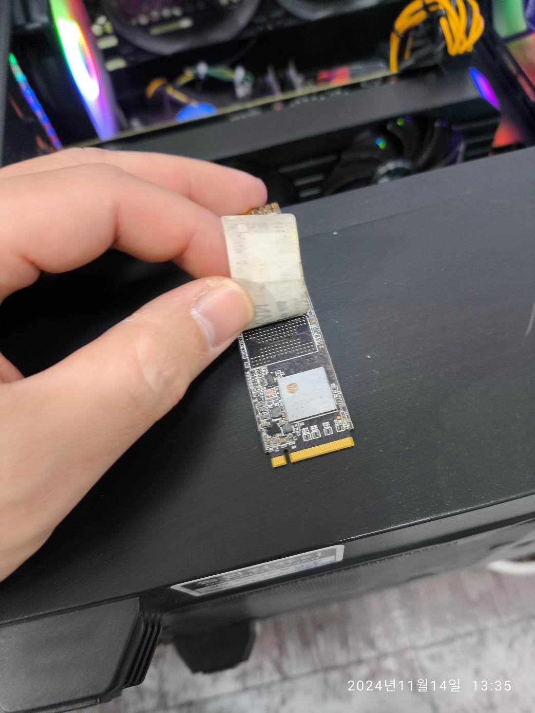 SSD 발열로 인한 스티커 접착제가 말라서, 쉽게 떨어지네요.