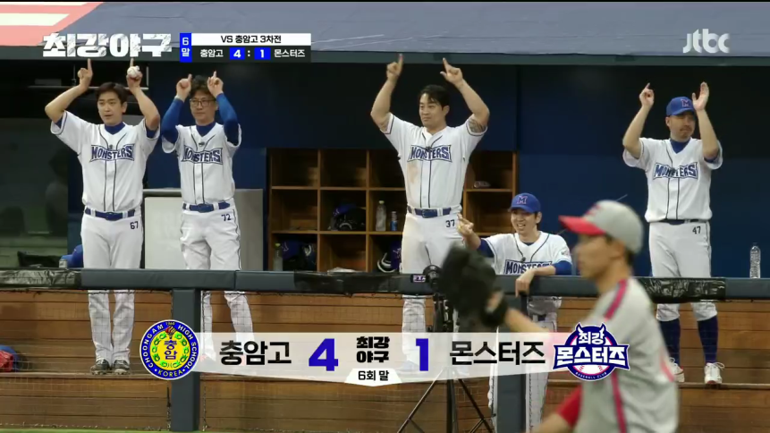 만루찬스에서 안타를 만들어낸 류현인