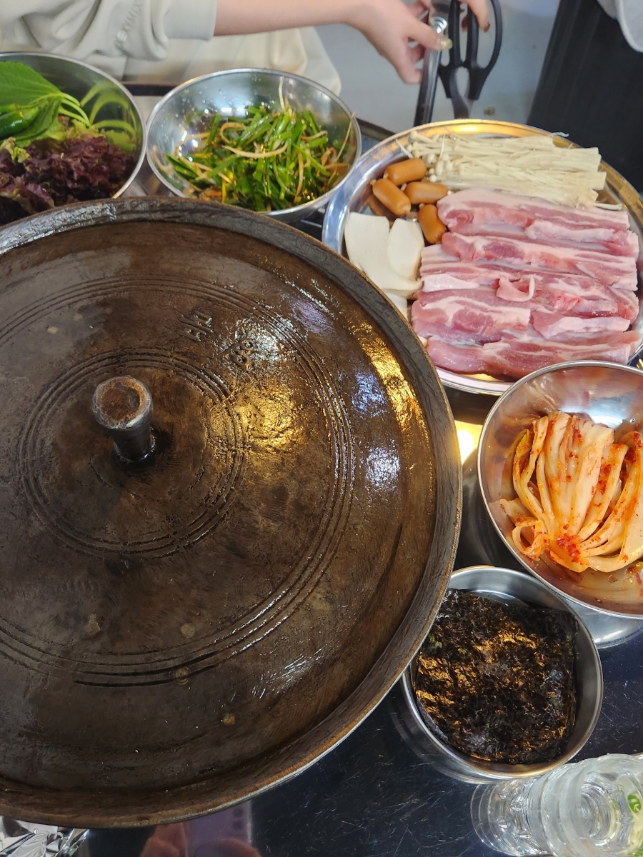 솥뚜껑삼겹살집 이미지