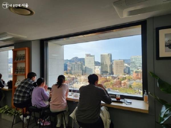 정동전망대에서 커피를 마시며 정동의 전경을 즐기고 있는 시민들 ⓒ유세경