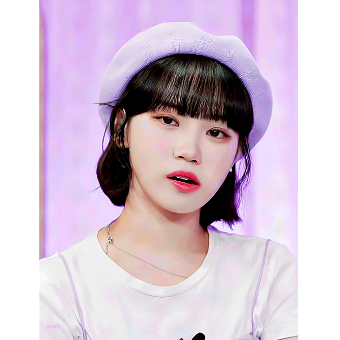  순간 쌈아치 나온거 같은 빤히 쳐다보는 김채원