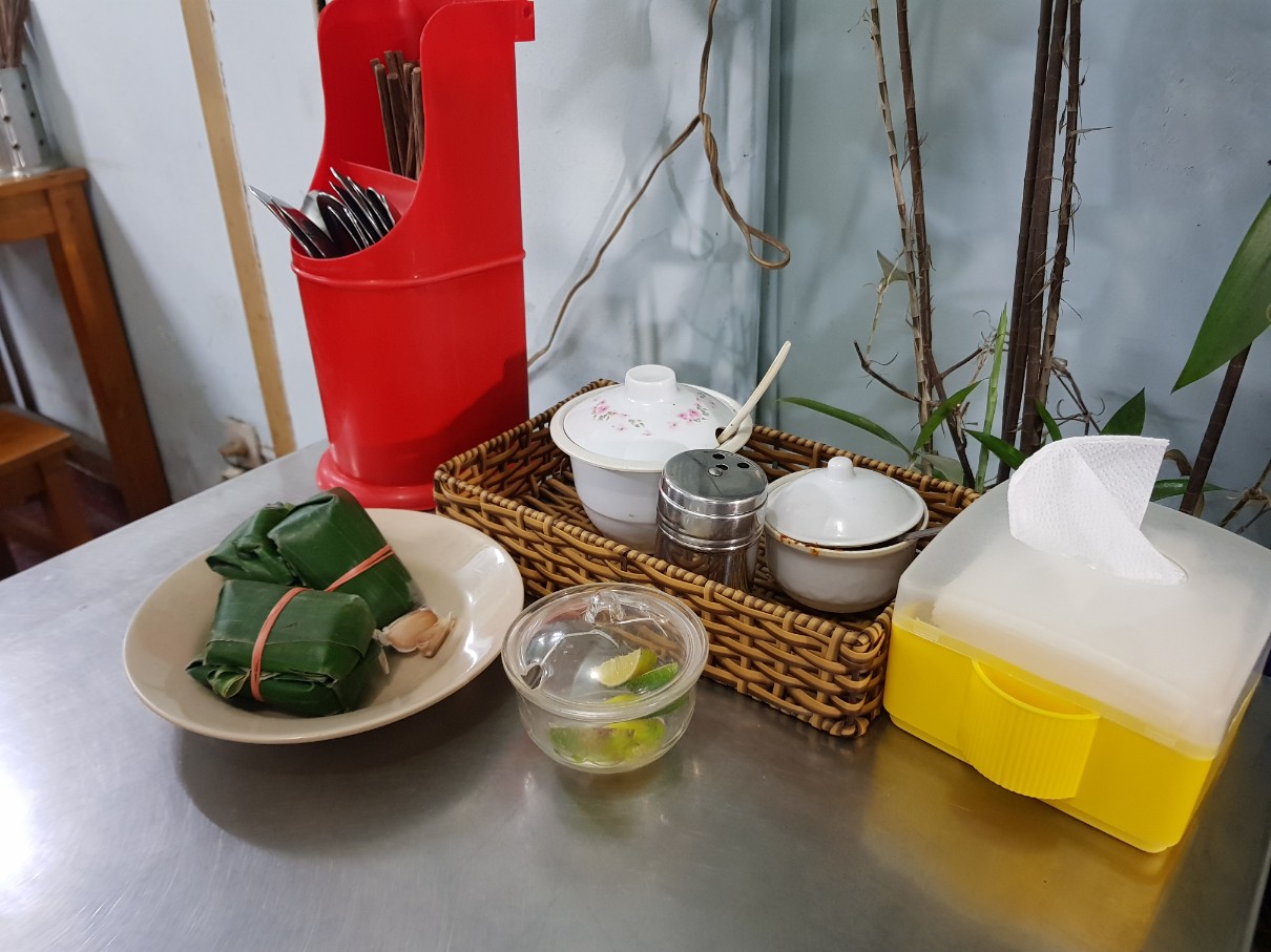 호치민 빈탄군 로컬 맛집 베트남 중부 음식 전문점 Quan Hue O Man - 테이블 세팅