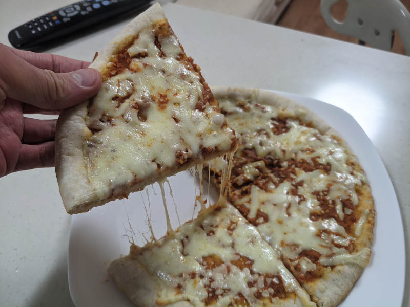 델리치오세-마르게리타-피자-늘어나는-치즈