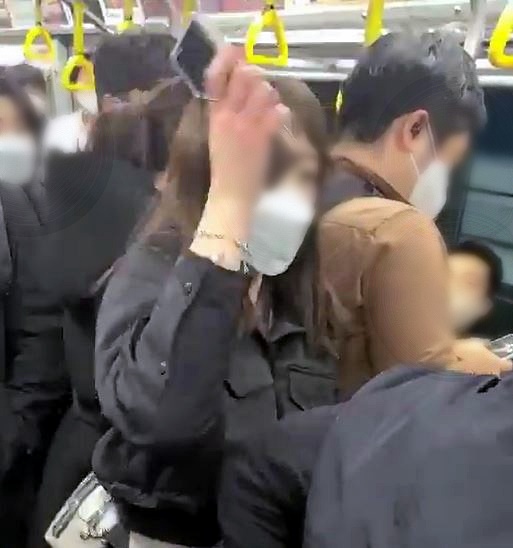 9호선 지하철역 20대 여성이 남성의 머리를 가격하고 있다.