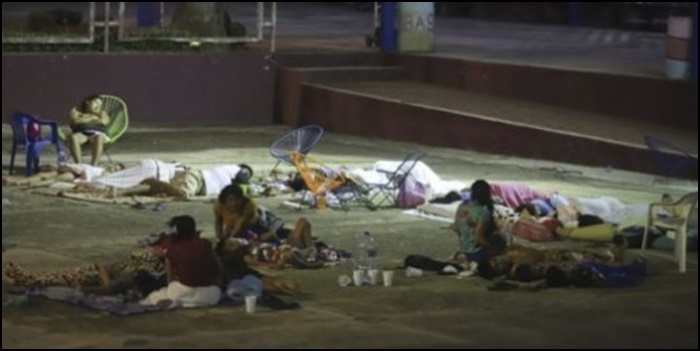 강진-발생후-거리에서-휴식하는-멕시코국민의-모습