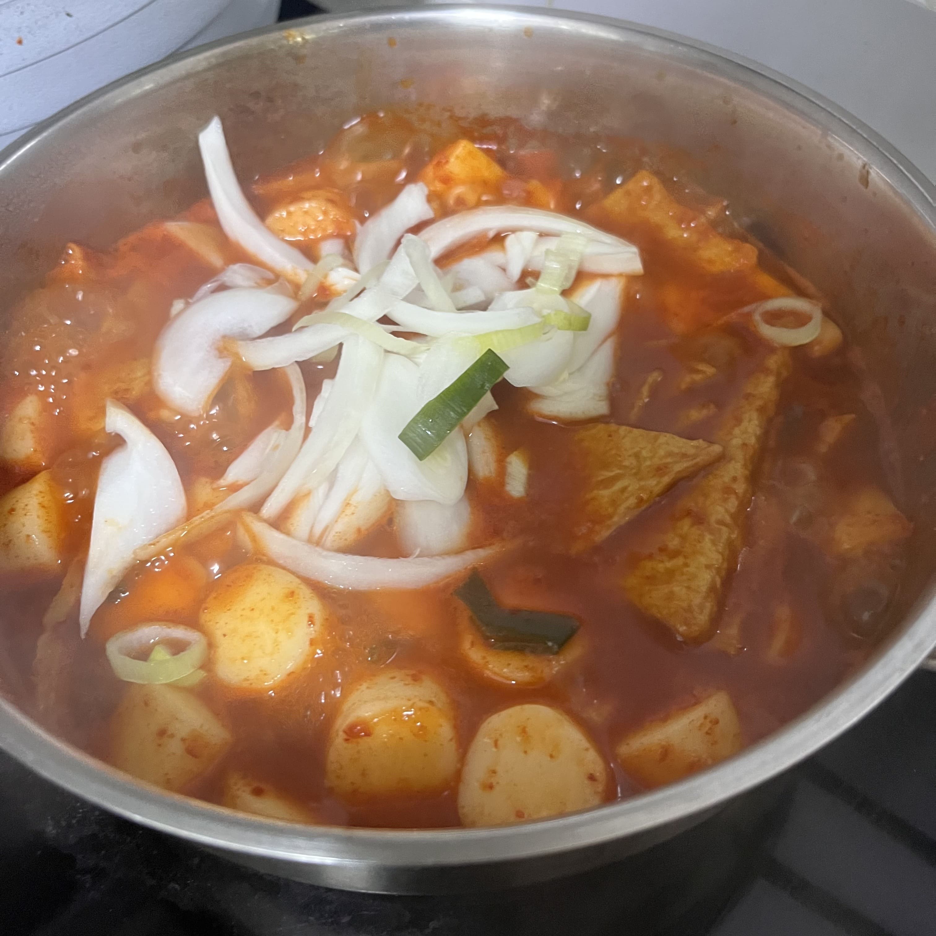 떡볶이에-양파-넣기