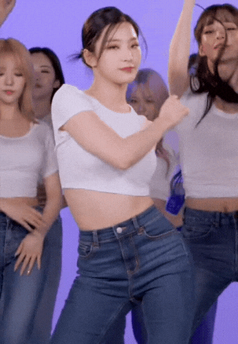 [연예] [움짤]         청바지에 흰 크롭티 프로미스나인 새롬 . GIF -  와이드섬