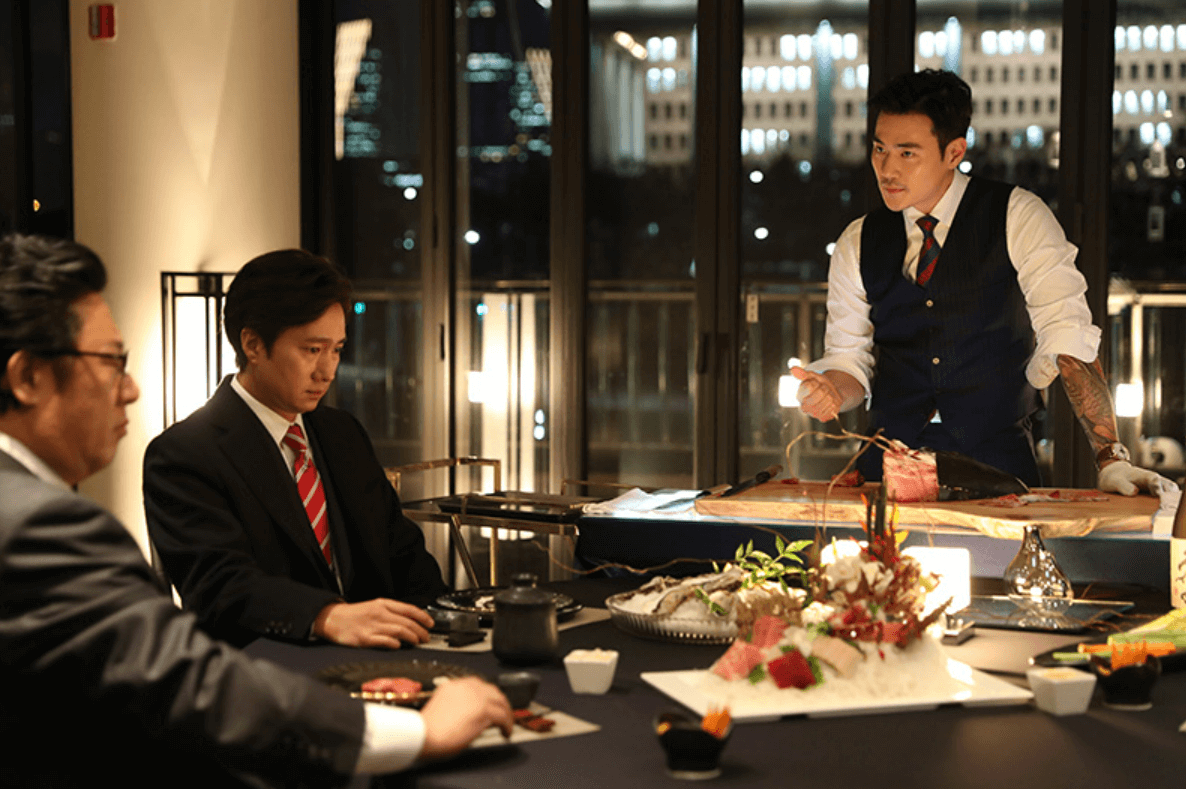 대일그룹의 백광현과 민국당의 안의원이 함께한 식사자리의 스틸컷