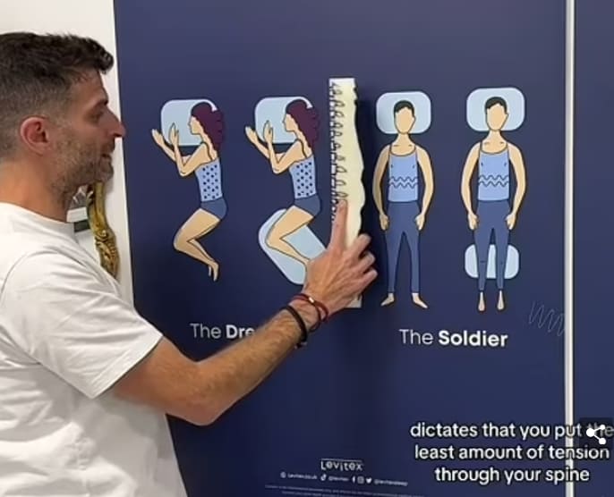 건강하게 자려면 군인처럼 자라? VIDEO: Posture expert recommends TWO sleep positions for spine support
