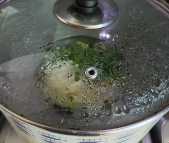 호박채 찌고있는 사진