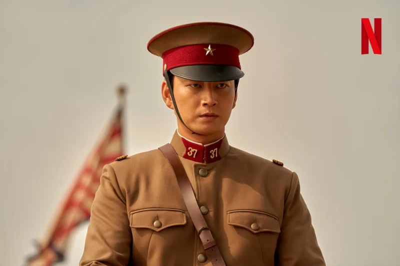 흐린 하늘을 배경으로 갈색의 일본군 복장을 하고 말을 타고 있는 넷플릭스 드라마 도적 칼의 소리의 이광일 캐릭터