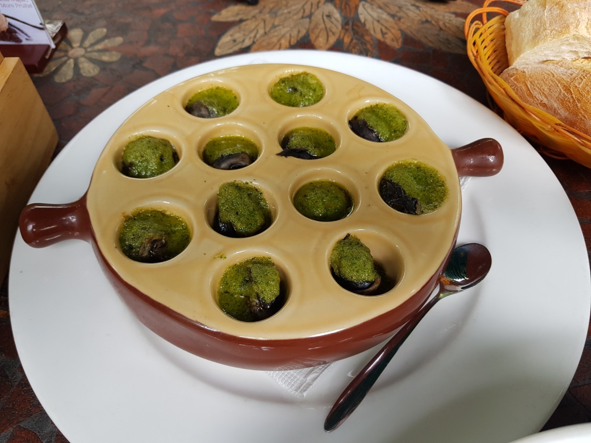 호치민 1군 레탄톤 일본인 거리 프렌치 레스토랑 Le Jardin - Burgundy snails
