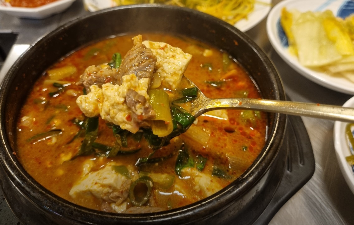 분당 야탑역 통삼겹 & 통목살 맛집 교대 이층집 - 김치찌개