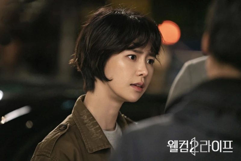 어느 야외에 갈색 숏컷에 갈색 청자켓을 입고 서 있는 드라마 웰컴2라이프의 출연 배우 임지연
