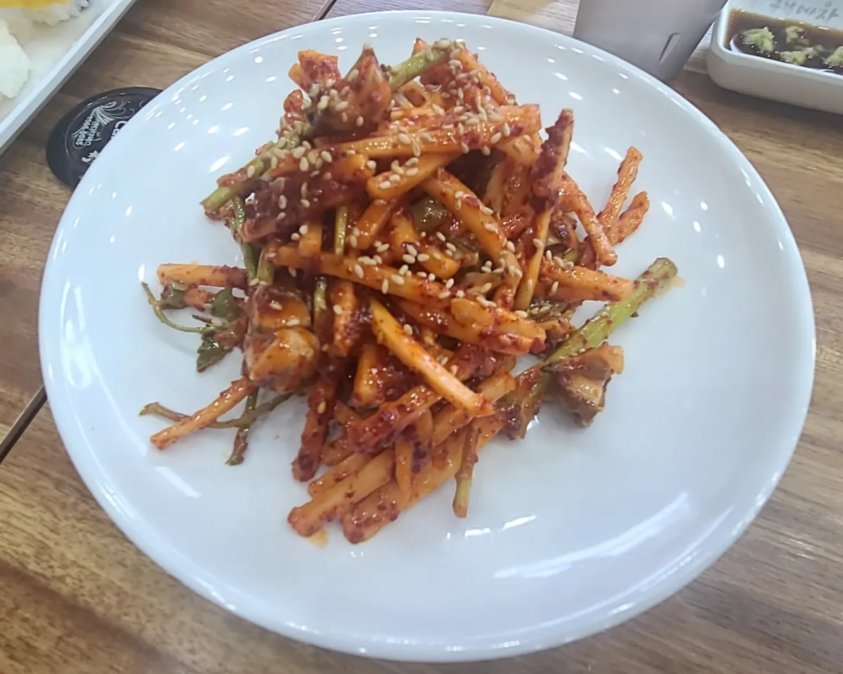 소라무침-무채와-미나리-소라를-고춧가루에-무침