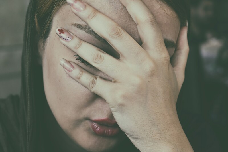 감정을 억누르고 있는 사람의 클로즈업