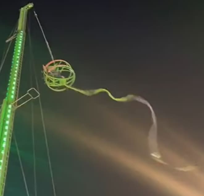  윈터 원더랜드의 새총 놀이기구가 공중에서 끊어지는 공포의 순간 VIDEO: Terrifying moment sligshot ride at Winter Wonderland snaps mid air