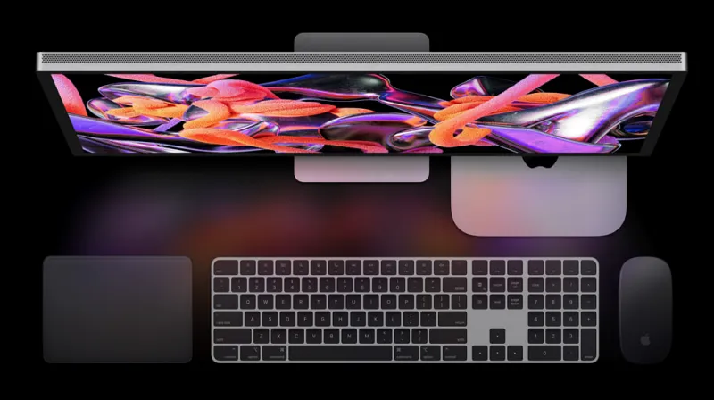 Studio Display 및 Magic 액세서리와 연결한 Mac mini는 평범한 책상도 전문 작업 공간으로 변신시켜준다.