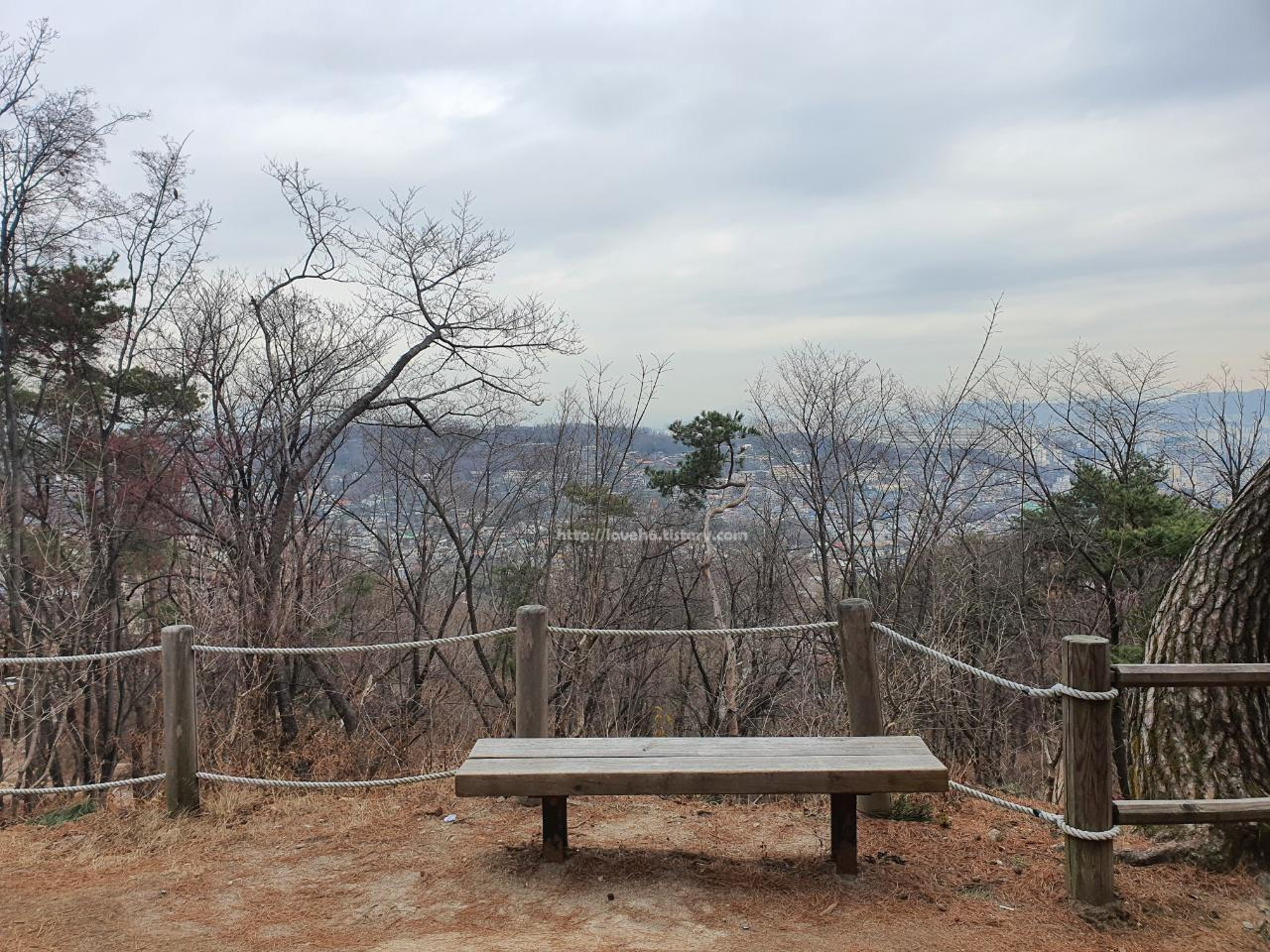 북악산_北岳山_Bukaksan/쨔잔~~ 벤치가 있고 뒤로는 나무들과 서울의 모습이 보입니다.날씨 맑은날 

나뭇가지만 앙상한 겨울 제외

사진 찍으면 예쁠게 나올거 같아요