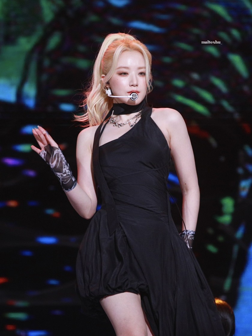  비대칭 블랙 원피스 (여자)아이들 슈화