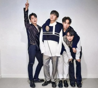 4명의 멤버가 포즈를 취하고 찍은 사진
