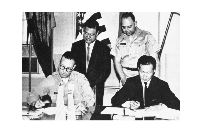 정주영 회장은 1947년 현대토건을 차려 한강대교 복구공사와 미군 관련한 공사를 도맡았다. 사진은 미군과 공사 계약을 체결하는 정주영 회장(오른쪽).