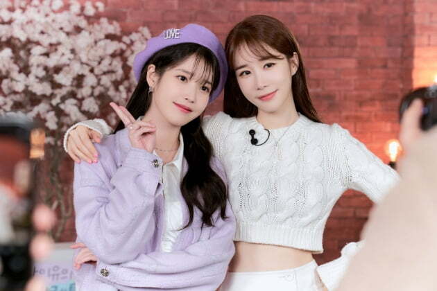  아이유와 유인나의 찐친 케미, 존재 자체가 고마워...신이 소중하게 빚은 구슬들