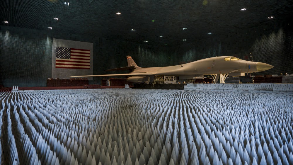 미 공군 Edwards 공군 기지에 있는 무반향 시험실에서 시험 중인 B-1B Lancer