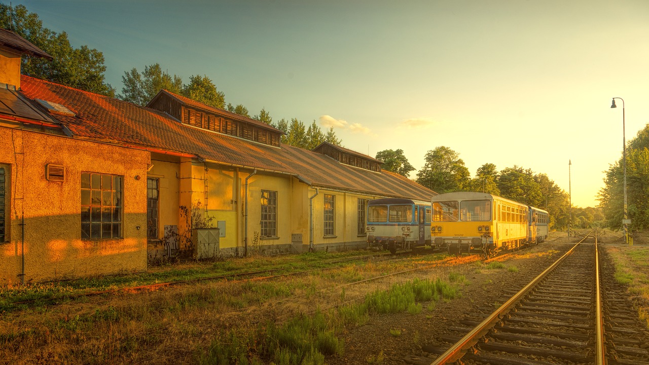 동유럽-시골-마을-기차-철도