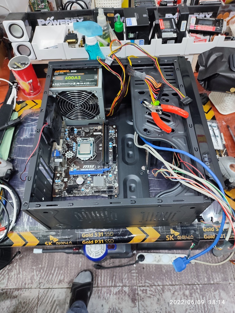 케이블이 정리가 안된 상태라서 케이블도 다시 묶었습니다.