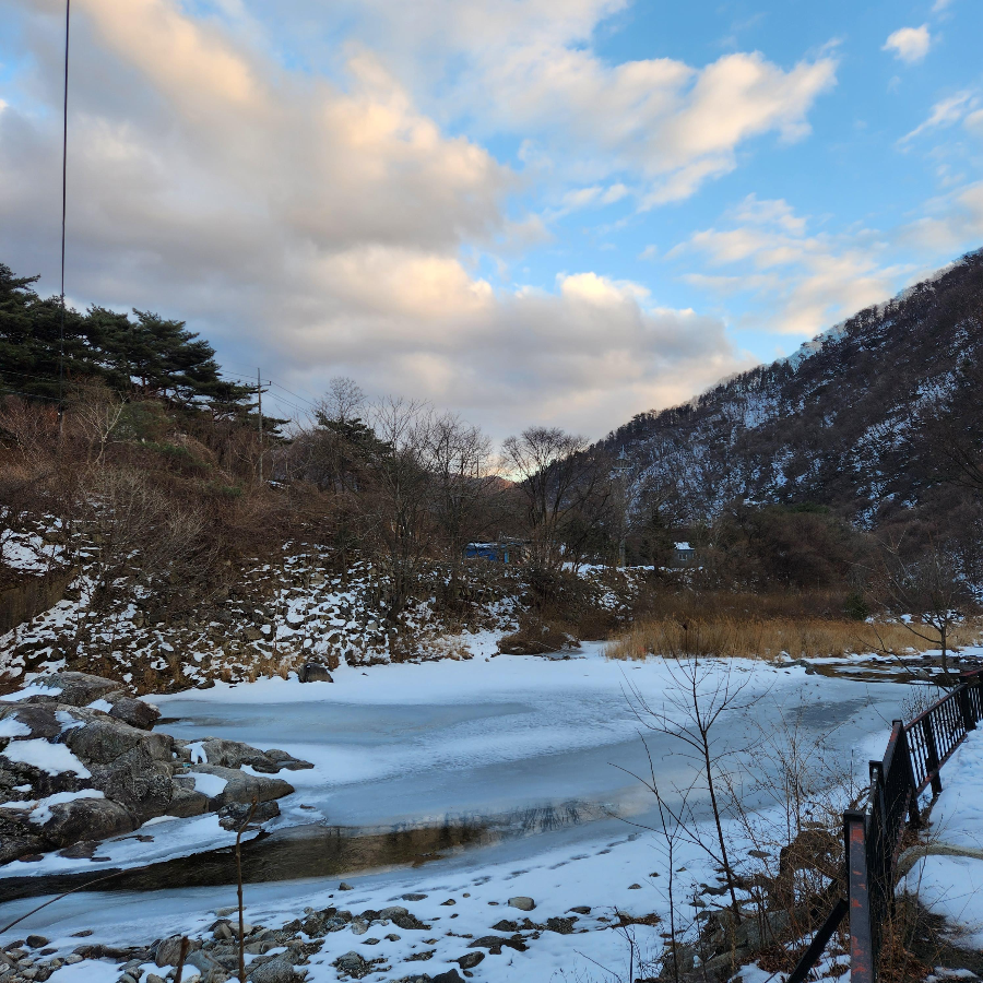 계곡 얼음 캠핑