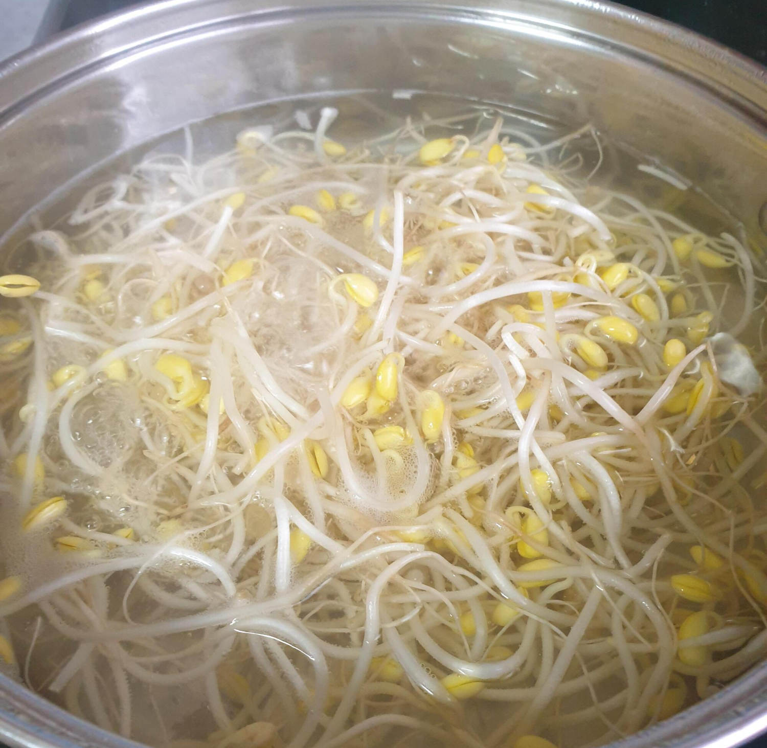  콩나물 아삭아삭하게 만들기 비교 콩나물 물에 3분삶기 vs 콩나물 수증기로 4분 찜(데치기) 어떤것이 더 아삭아삭할까? Comparison of making crispy bean sprouts(Korean food)