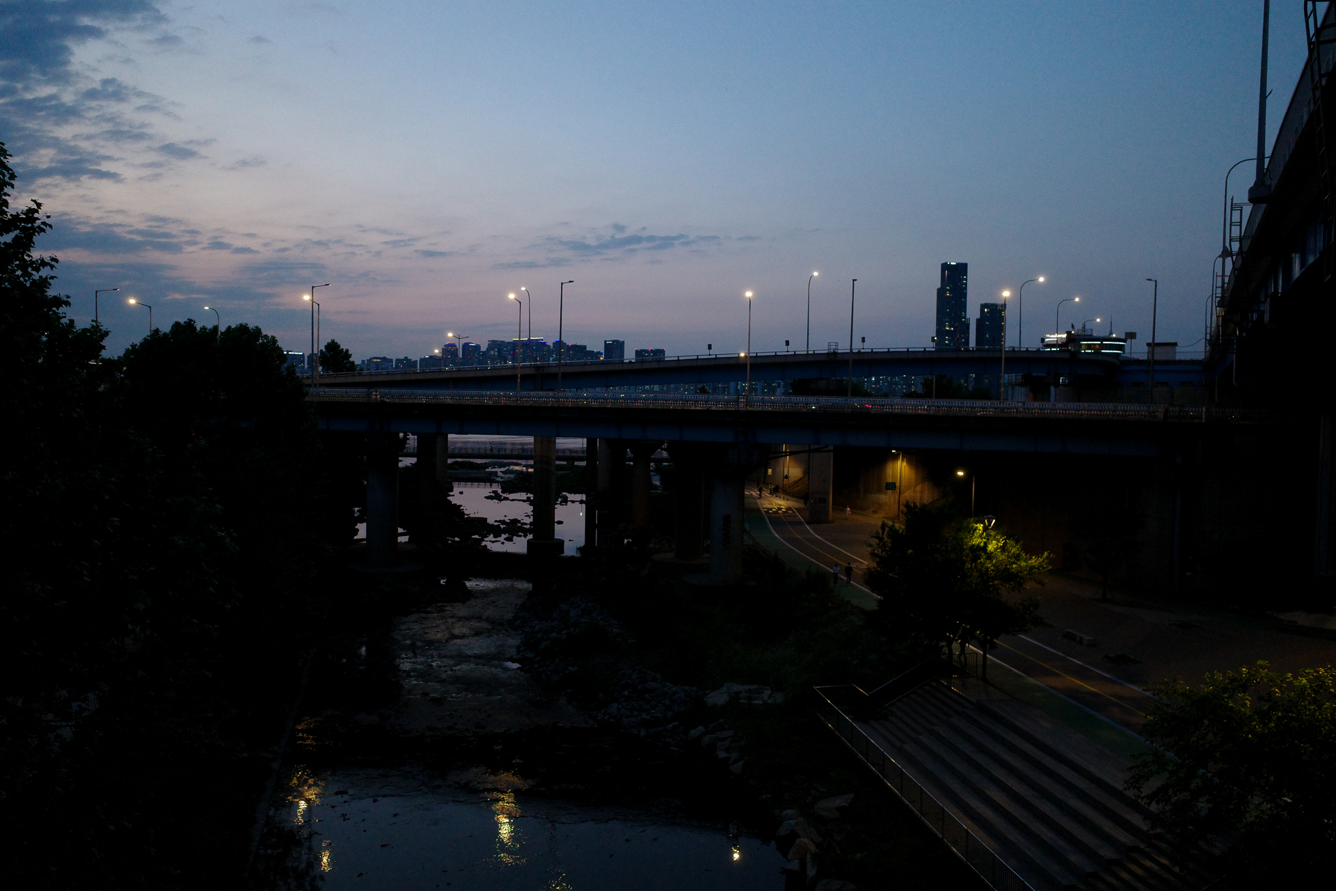 동작역 바로 앞 출구쪽 다리에서 바라본 풍경