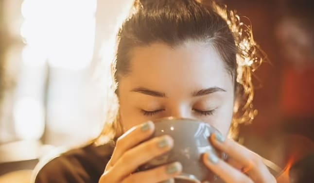  뭐 손목을 핥으면 시원해진다고?...폭염 피하는 유용한 팁들 From drinking hot tea to licking your WRISTS: The bizarre measures to help keep you cool