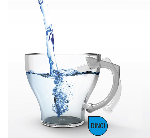 시각장애인은 컵 속에 물을 붓다 물이 넘치는 경우가 종종 있습니다. 이러한 불편함을 줄여주기 위해 물이 가득 차게 되면 컵의 위에 고리가 아래로 내려가며 바깥 부분에 유리컵을 쳐서 소리를 울려 알려줍니다.