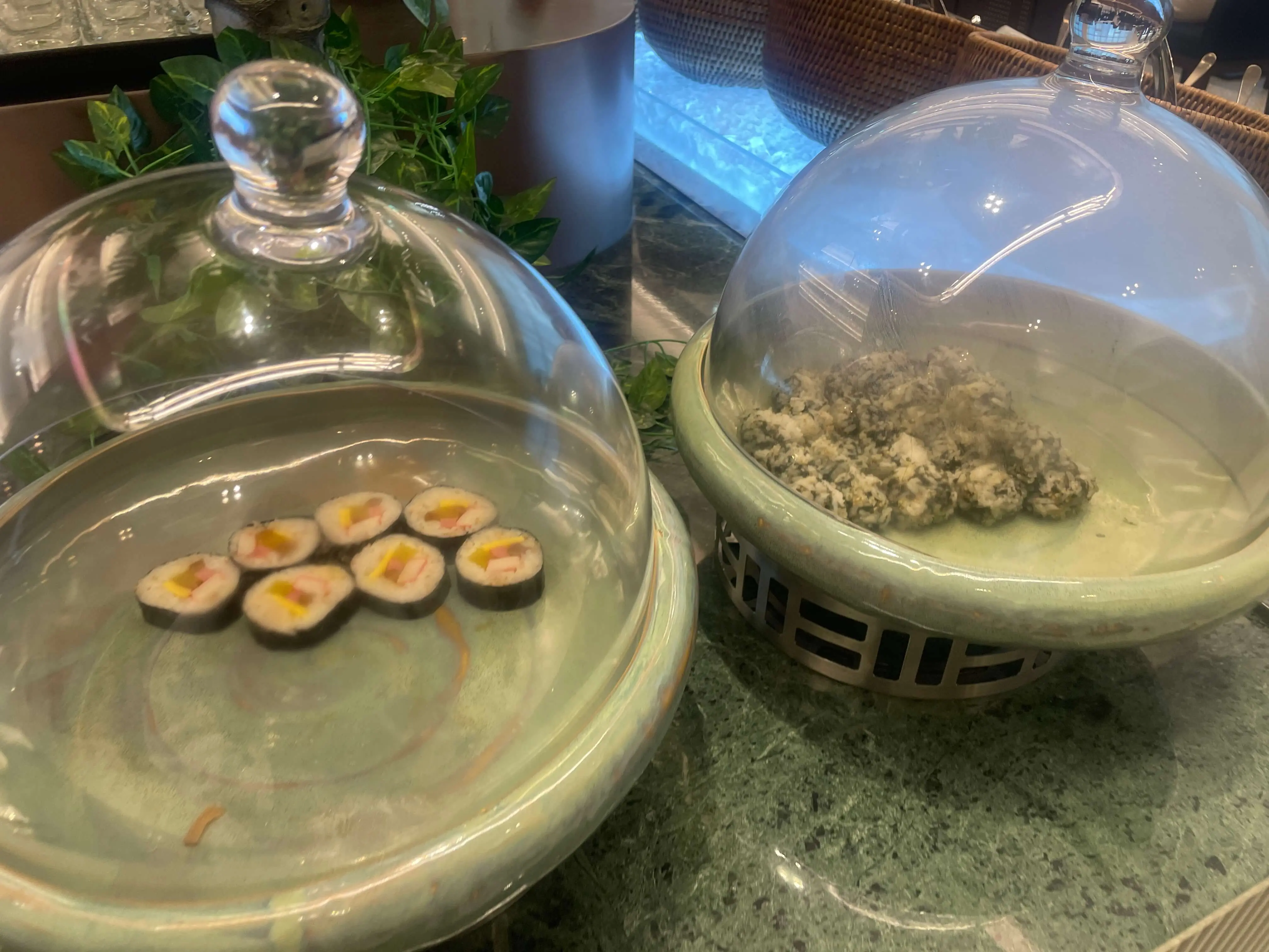 김밥과 주먹밥이 담겨 있는 사진
