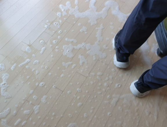 바닥에 물을 부워서 방치한 다음 청소하는 방식인 업체는 피해야 한다.