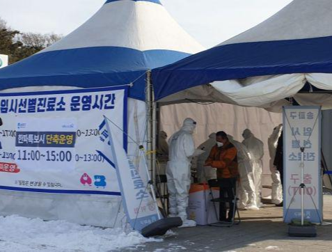  한파와 싸우는 임시검사소 의료진 기댈 건 핫팩 하나 뿐