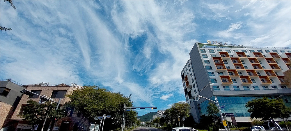 김정문화로에서 대청로사이 파란하늘 흰구름