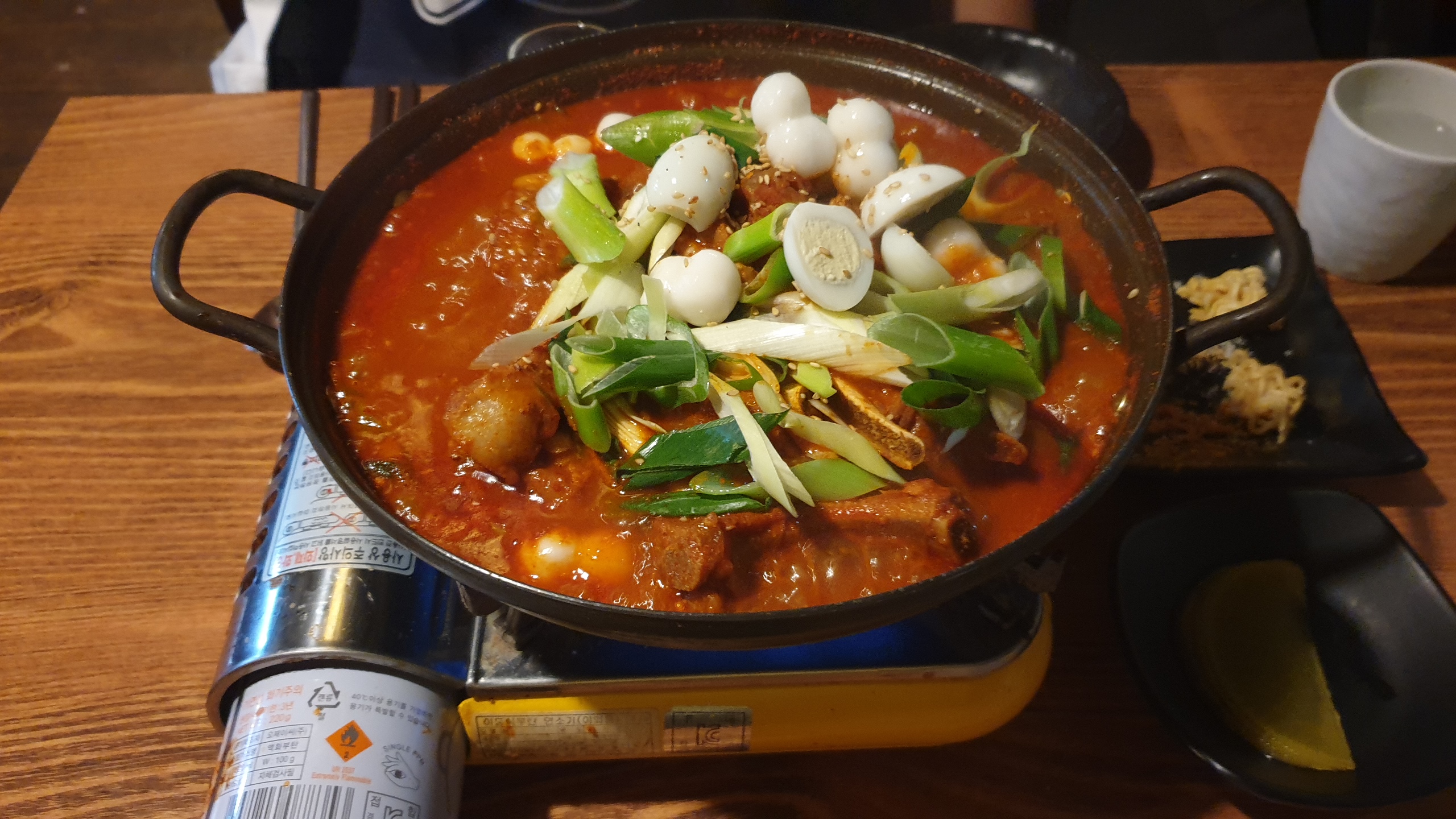  매운 등갈비찜을 날치알과 함께 싸먹을 수 있는 단골집
