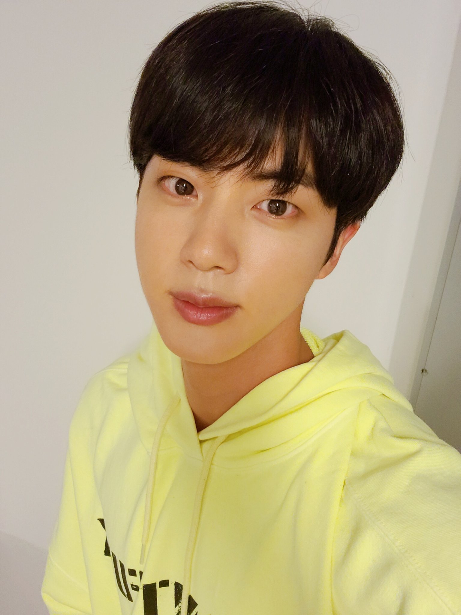  사진 찍으니까 방해하는 정국이 그리고 그대로 올리는 석지니