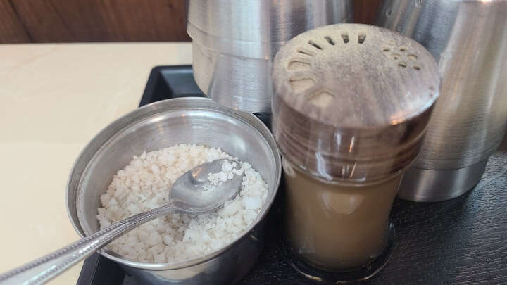 오가네소미러국밥-소금-후추