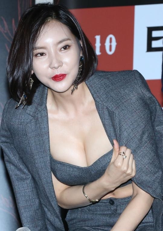  키가 175cm나 되는 육감적인 몸매의 서영