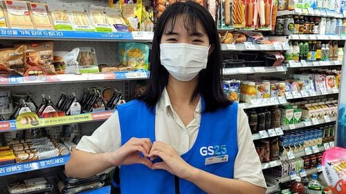  심장마비로 쓰러진 손님 구한 편의점 알바생의 정체