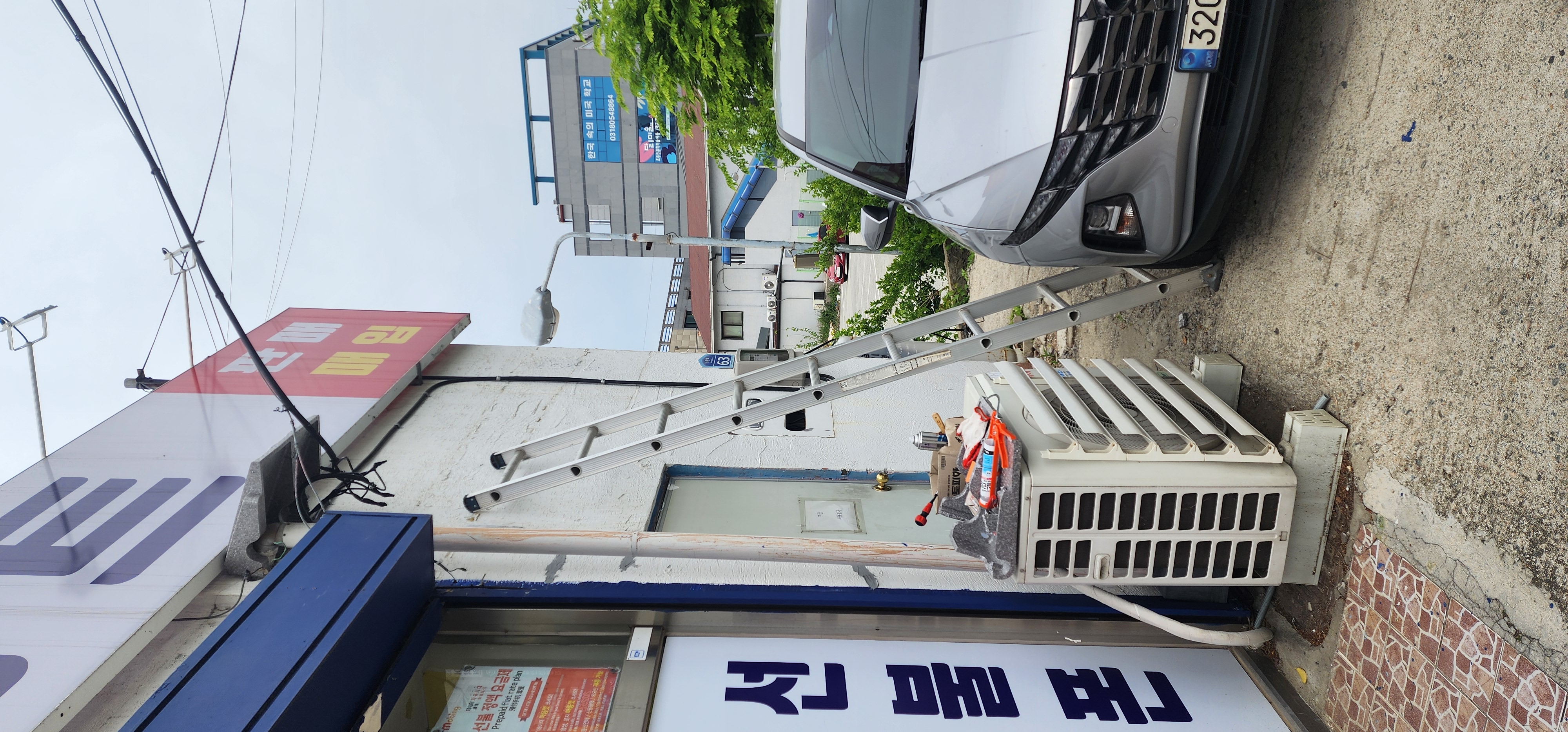 사다리 밑은 안전을 위해 차량 바퀴에 끼워 작업