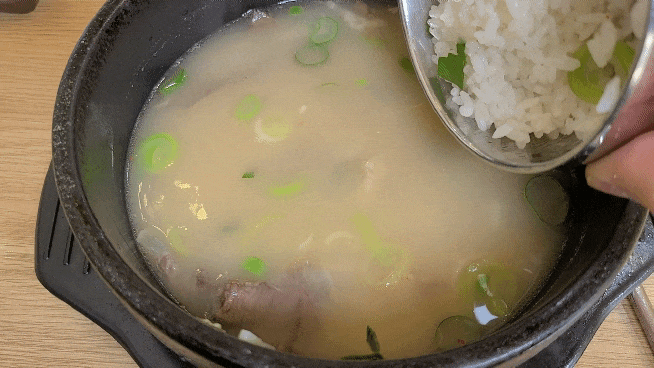 정든한우-소머리국밥-밥-비벼먹기