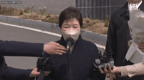 소주병날아와 경호받는 박전대통령