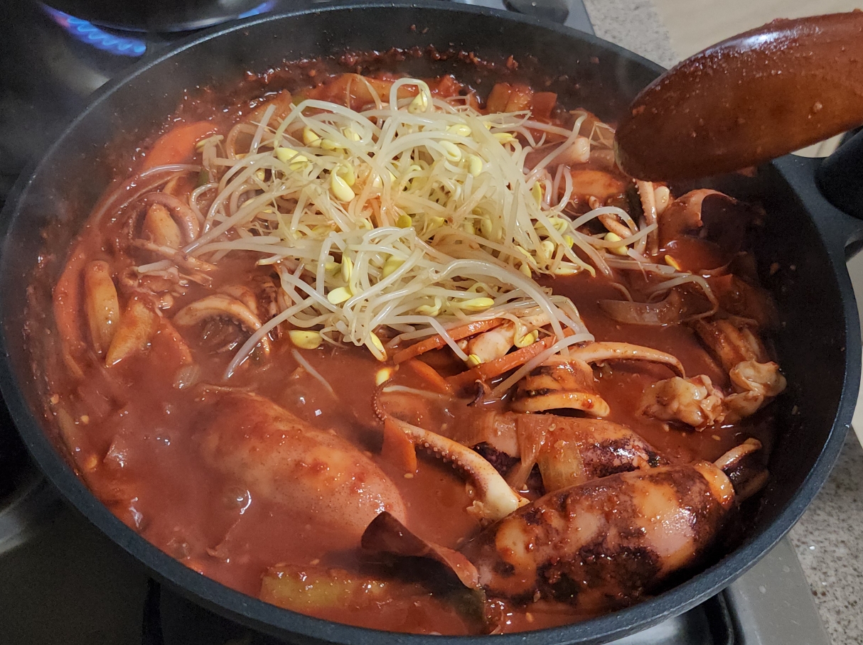 콩나물을-넣고-끓이는-모습