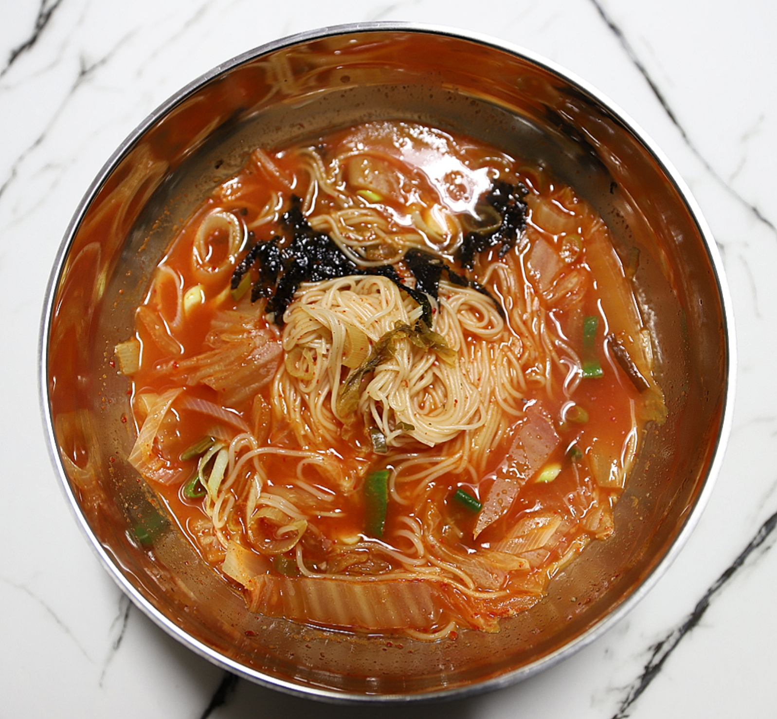 김치국수에-김가루와-대파를 얹어-완성한-모습